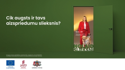 Plakāts ar aicinājumu mazināt aizspriedumus: sieviete ar suni-pavadoni stāv puspavērtās durvīs, teksts "Cik augsts ir tavs aizspriedumu slieksnis?