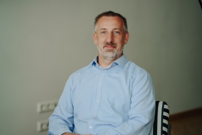 “Bērnam ir jāredz, kā izskatās ģimene.” Kaspara Prūša ceļš no adopcijas idejas līdz atbalsta centram “TILTS”