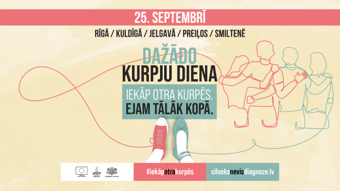 Grafisks plakāts gaiši dzeltenos un pasteļtoņos. Augšpusē norādīts datums “25. SEPTEMBRĪ” un norises vietas “RĪGA / KULDĪGA / JELGAVA / PREIĻOS / SMILTENE”. Centrā liels uzraksts “DAŽĀDO KURPJU DIENA”, zem tā: “IEKĀP OTRĀ KURPĒS. EJAM TĀLĀK KOPĀ.” Labajā pusē attēloti trīs cilvēku kontūrzīmējumi, kas simboliski palīdz viens otram. Apakšdaļā redzamas divas dažādas kurpes un informācija “#iekāpotrākurpēs” un “cilvēksnevisdiagnoze.lv”, kā arī projekta logotipi.