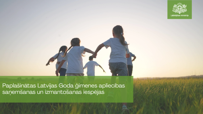 Bērni skrien pa pļavu saulrieta laikā, turoties rokās; fonā silts vakara apgaismojums. Attēla apakšā zaļā joslā teksts: ‘Paplašinātas Latvijas Goda ģimenes apliecības saņemšanas un izmantošanas iespējas’, augšējā labajā stūrī Labklājības ministrijas logo.