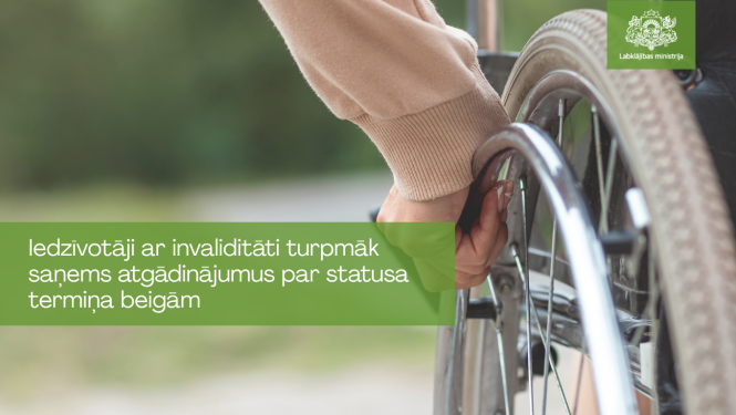 attēlā cilvēka bilde ratiņkreslā un teksts pa virsu - Iedzīvotāji ar invaliditāti turpmāk saņems atgādinājumus par statusa termiņa beigām