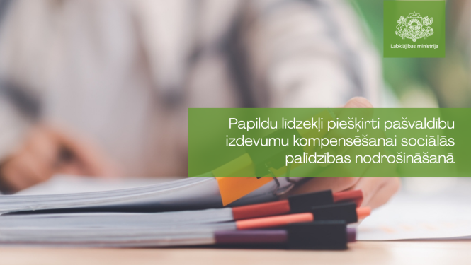 Labklājības ministrijas informatīvais vizuālis par papildu finansējuma piešķiršanu pašvaldībām sociālās palīdzības nodrošināšanai. Attēlā redzama persona, kas strādā ar dokumentiem uz galda, fonā redzamas mapes un dokumentu sakārtotāji. Zaļā teksta laukā norādīts: “Papildu līdzekļi piešķirti pašvaldību izdevumu kompensēšanai sociālās palīdzības nodrošināšanā”. Augšējā labajā stūrī izvietots Labklājības ministrijas logotips.