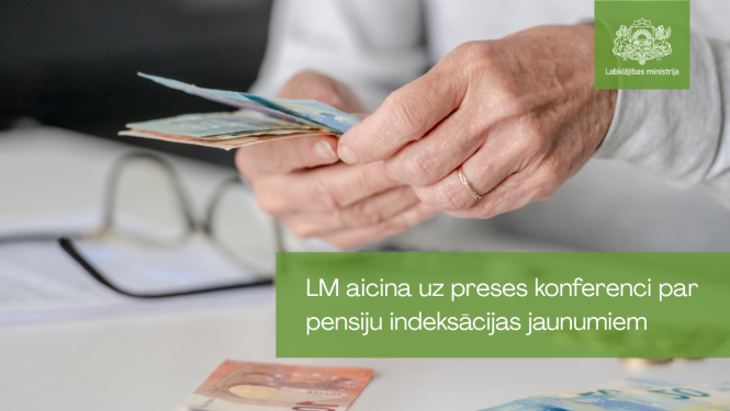 Tuvplānā redzamas personas rokas, kas tur eiro banknotes. Attēlā redzams Labklājības ministrijas logotips un uzraksts: “LM aicina uz preses konferenci par pensiju indeksācijas jaunumiem”.