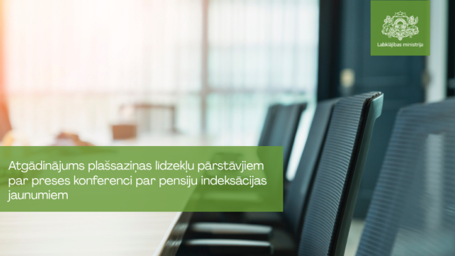 Attēlā redzama konferenču telpa ar vairākām tukšām krēslu rindām un gaišu, izplūdušu fonu. Augšējā labajā stūrī redzams Latvijas Labklājības ministrijas logotips. Apakšējā kreisajā daļā zaļā joslā ir teksts: “Atgādinājums plašsaziņas līdzekļu pārstāvjiem par preses konferenci par pensiju indeksācijas jaunumiem”