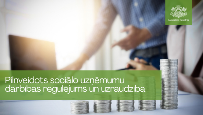 Uz galda novietotas pieaugoša augstuma monētu kaudzītes, kas simbolizē finanšu izaugsmi. Fonā redzami izplūduši cilvēki pie datora. Attēla apakšdaļā zaļā joslā izvietots teksts: “Pilnveidots sociālo uzņēmumu darbības regulējums un uzraudzība.” Augšējā labajā stūrī redzams Labklājības ministrijas logotips.