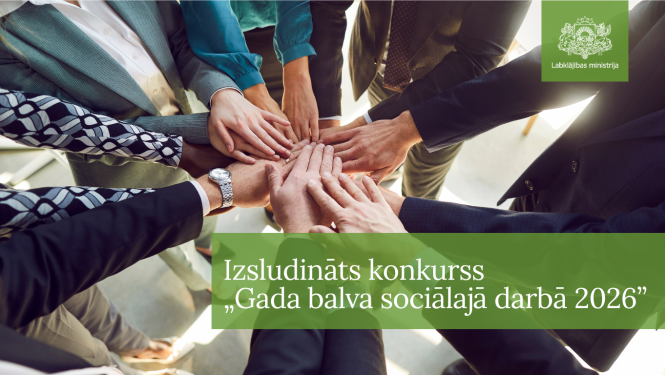 Attēlā redzami dažādu cilvēku rokās saliktas plaukstas, simbolizējot sadarbību un komandas garu. Attēla labajā augšējā stūrī ir Labklājības ministrijas logo, bet apakšdaļā zaļā fonā balts uzraksts: “Izsludināts konkurss „Gada balva sociālajā darbā 2026””.