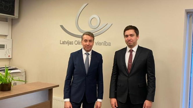 blakus stāv Uldis Augulis Daniēls Nātriņš 