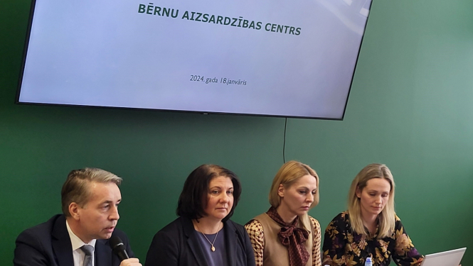 preses konference cilvēki sēž 