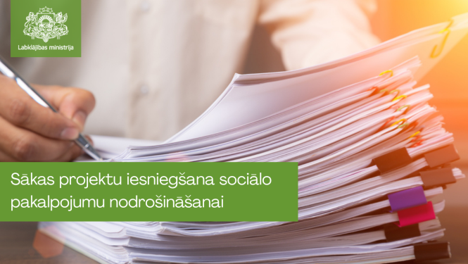 Attēlā redzama bieza dokumentu kaudze ar krāsainām atzīmēm malās, ko kāds cilvēks pārskata un tur rokā pildspalvu. Augšējā kreisajā stūrī redzams Labklājības ministrijas logo. Uz zaļa fona izvietots teksts: “Sākas projektu iesniegšana sociālo pakalpojumu nodrošināšanai”.