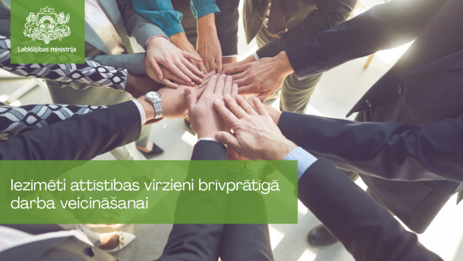 Labklājības ministrijas vizuālis par brīvprātīgā darba attīstību – vairāki cilvēki biznesa apģērbā salikuši rokas kopīgā aplī, simbolizējot sadarbību, iesaisti un komandas darbu.
