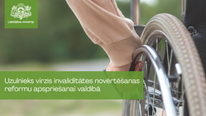 Persona ratiņkrēslā stāv uz vietas ārā; attēlā teksts par invaliditātes reformas virzību.