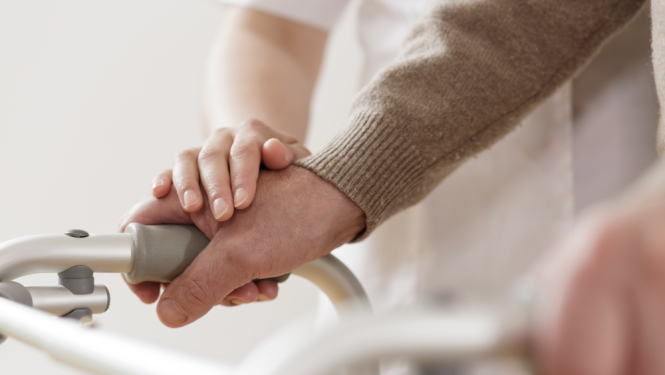 bilde divus cilvēku rokas, asistents un cilveks ar invalditati