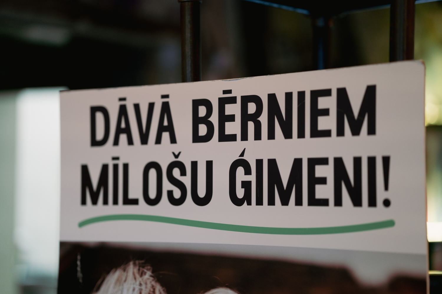 Kampaņa “Dāvā bērniem mīlošu ģimeni!” noslēdzas ar aicinājumu: pirmais solis var būt vienkārši saruna