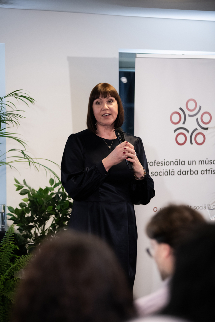 Sociālā darba konference 2025 foto, ilze Skrodele Dubrovska prezentē
