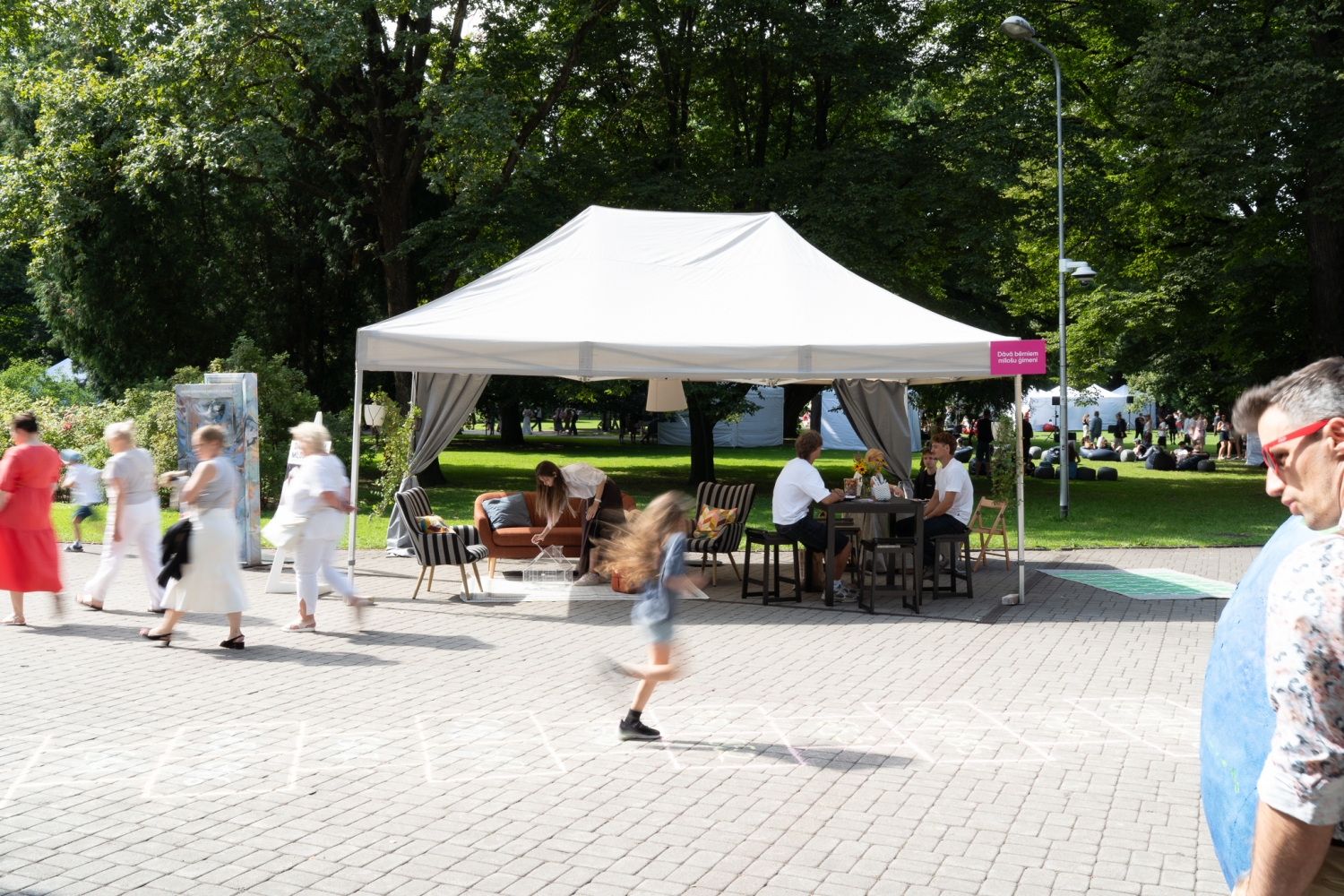 Kampaņa “Dāvā bērniem mīlošu ģimeni!” 