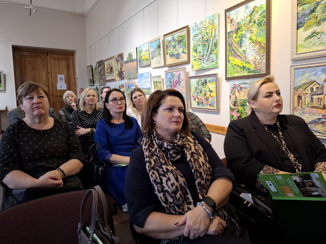 Semināra norise — dalībnieki sēž uz krēsliem zālē