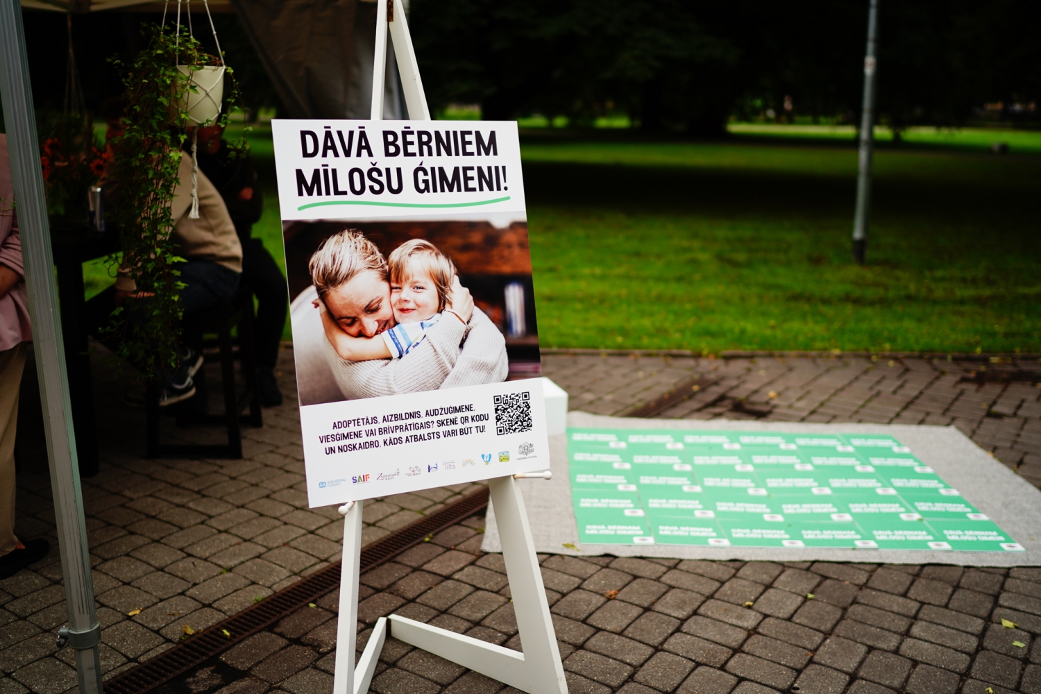 Atklāta kampaņa “Dāvā bērniem mīlošu ģimeni!” palīdzība bērnam var sākties ar sarunu un pirmo soli