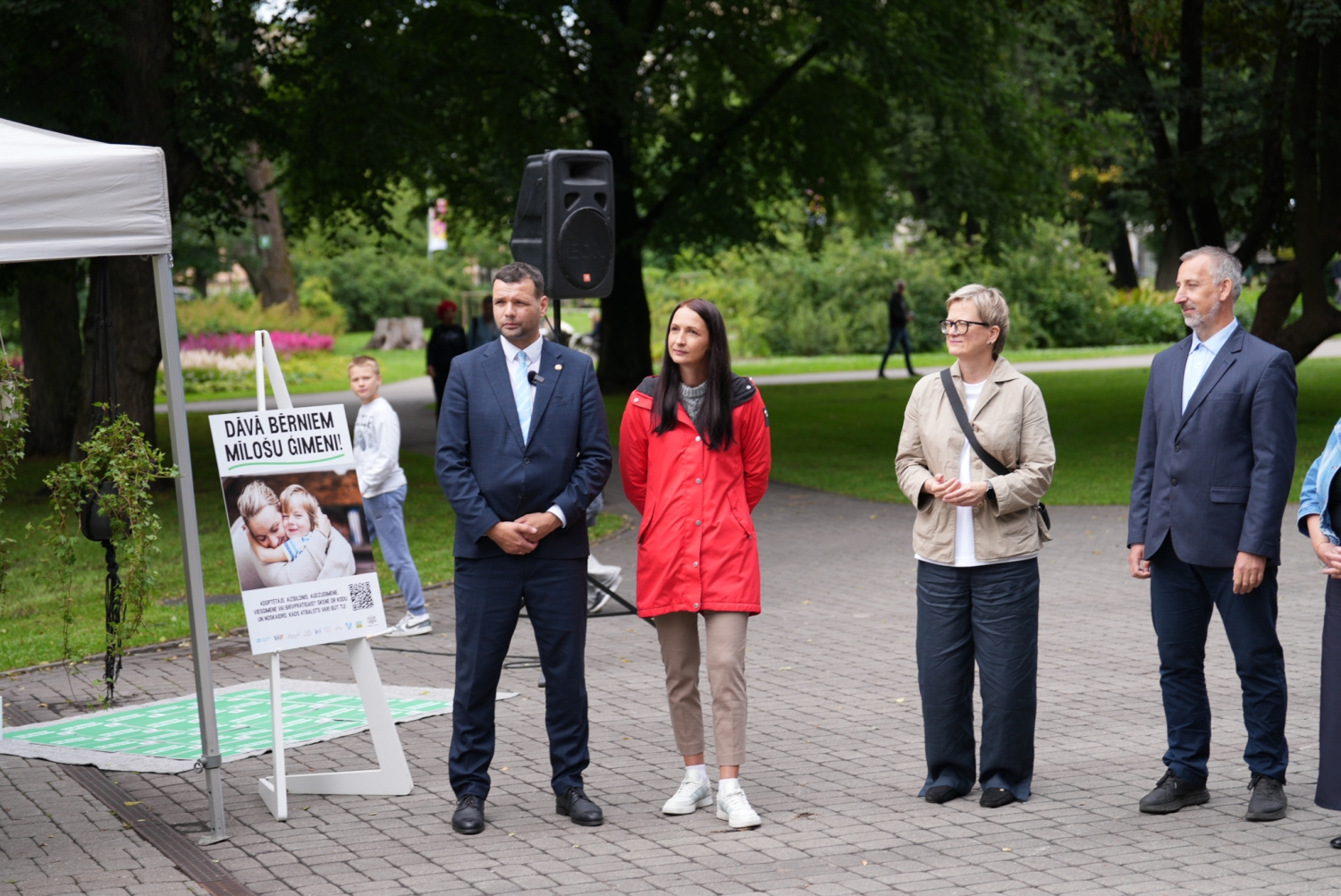 Atklāta kampaņa “Dāvā bērniem mīlošu ģimeni!” palīdzība bērnam var sākties ar sarunu un pirmo soli