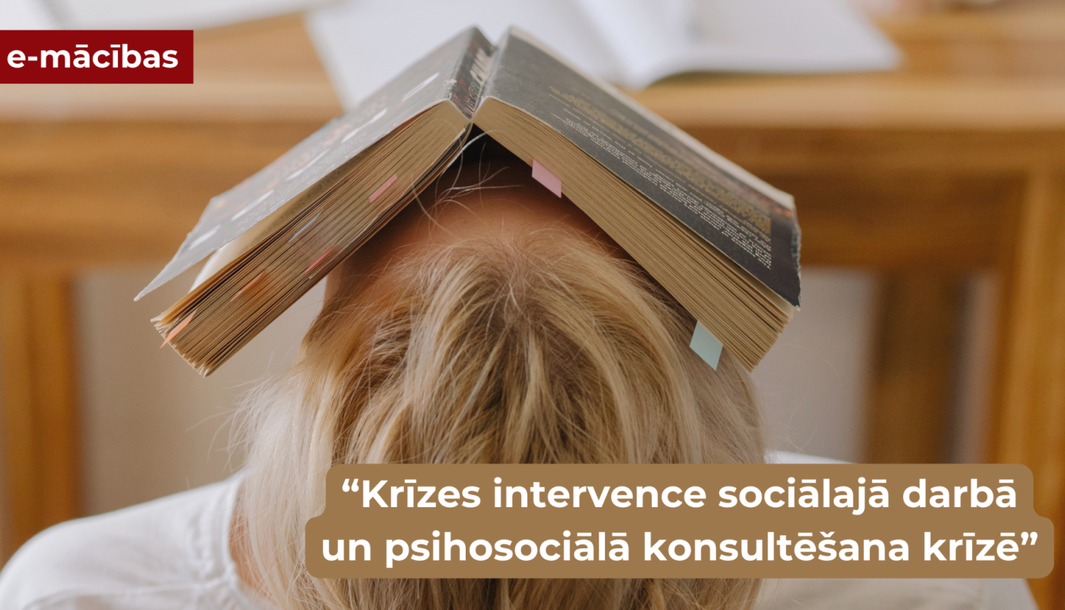 Sieviete ar grāmatu uz sejas