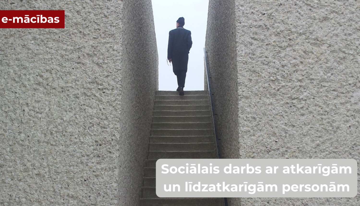 Cilvēks kāpj augšā pa kāpnēm