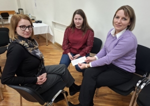 Semināra norise — dalībnieki sēž uz krēsliem zālē