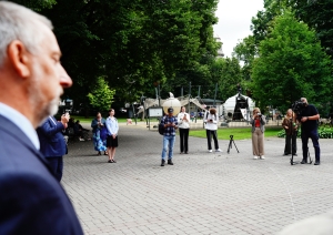 Atklāta kampaņa “Dāvā bērniem mīlošu ģimeni!” palīdzība bērnam var sākties ar sarunu un pirmo soli