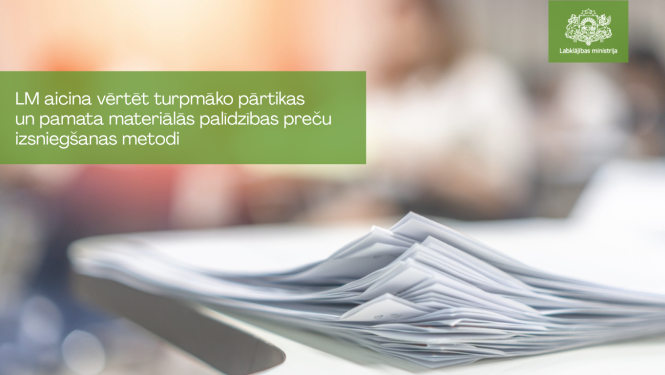 Labklājības ministrijas informatīvs attēls par aicinājumu vērtēt turpmāko pārtikas un pamata materiālās palīdzības preču izsniegšanas metodi. Attēlā redzama dokumentu kaudzīte uz galda, fonā izplūdusi biroja vide. Attēla kreisajā pusē izvietots teksts, bet augšējā labajā stūrī – Labklājības ministrijas logotips.