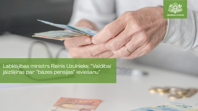 Persona rokās tur un skaita eiro banknotes un monētas. Attēlā redzams Labklājības ministrijas paziņojums par labklājības ministra Reiņa Uzulnieka aicinājumu valdībai lemt par bāzes pensijas ieviešanu.