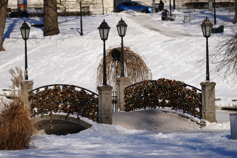 Foto redzams Rīgās Tiltiņš ar slēdzenēm parkā