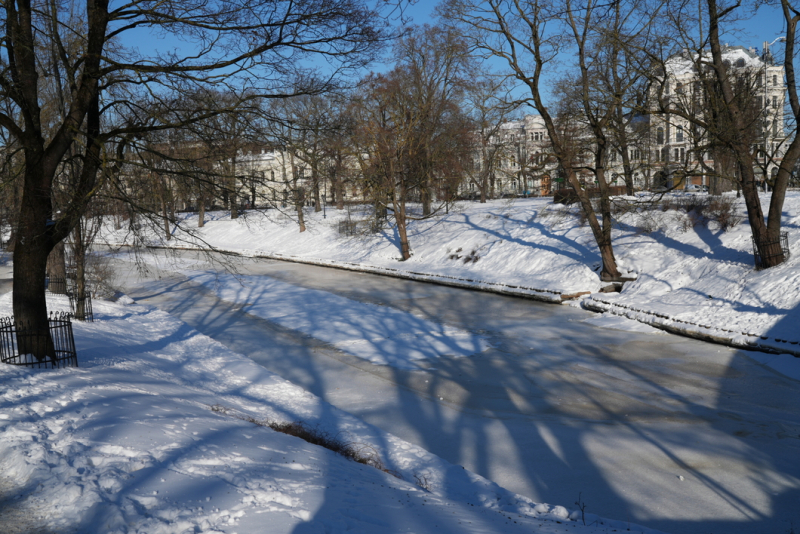 Foto attēlā redzams Rīgas pilsētas kanāls ziemas apskauts