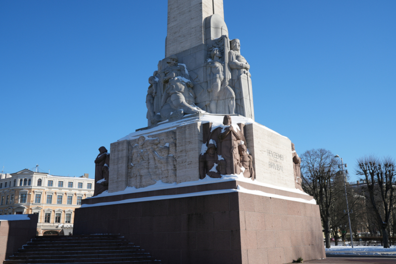 Foto kur redzams Brīvības piemineklis Rīgā, daļa no tā.