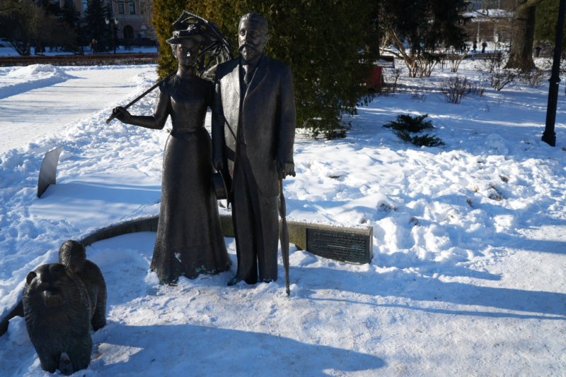 Foto redzams Džordžs Armitsteda skulptūra parkā pretī Nacionālai operas ēkai