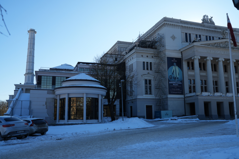 Foto redzama Nacionālas operas ēkas viena puse