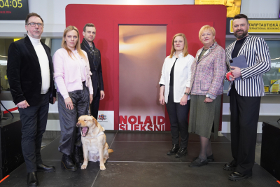 Kampaņas "nolaid slieksni" bilde pēc pasākuma atklāšanas. Bilde visi dalībnieki, pasākuma vadītājs, fonā kampaņas baneris ar durvīm