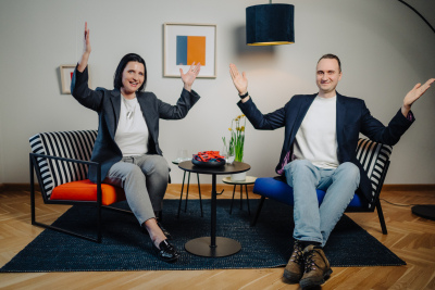 Intervijas attēls, kur Artūrs Miksons un Inga Akmentiņa-Smildziņa sēž un runājas