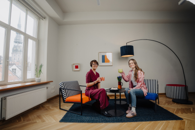 Bilde redzama Latvijas Vecāku organizācijas pārstāve Agnese Gabrāne sarunājas ar Līgu Zelmeni – pieredzējušu psiholoģi un PEP (Pirmās emocionālās palīdzības) mammu.