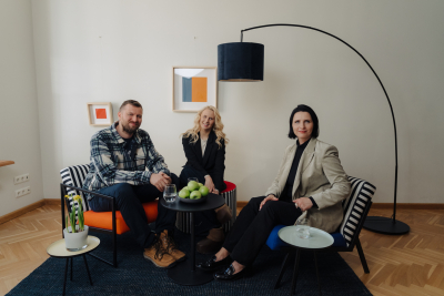 foto Rūta un Kaspars Dvinski sarunā ar Latvijas Vecāku organizācijas vadītāju Ingu Akmentiņu-Smildziņu 