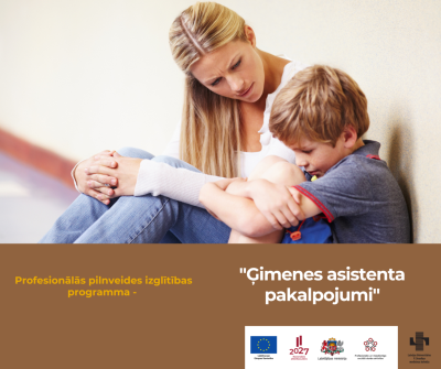 Jauna sieviete apskauj un mierina skumju zēnu, sēžot uz grīdas pie sienas. Attēlā redzams uzraksts par profesionālās pilnveides izglītības programmu 'Ģimenes asistenta pakalpojumi', kā arī Eiropas Savienības, Latvijas valsts un citu institūciju logotipi.