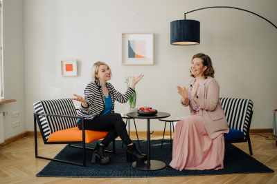 Bilde no intervijas, Ieva Sutugova un Ella Karele, sēž un runājas