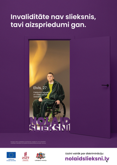 Kampaņas "nolaid slieksni" afiša ar Elvis. Bilde ar Elvis ratiņkrēslā un viņa citāts uzrakstīts. Invaliditāte nav slieknsis, tavi aizspriedumi gan 