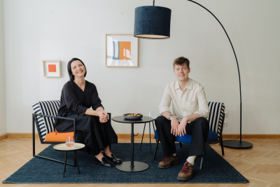 "Sudden Lights" līderis Andrejs Reinis Zitmanis ar ""Vecaku organizacijas" pārstāvi intervijas bilde