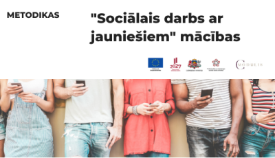 Metodikas “Sociālais darbs ar jauniešiem” mācību programma. bilde stāv jaunieši telefonos un redz tikai no pleciem līdz ceļiem cilvēkus