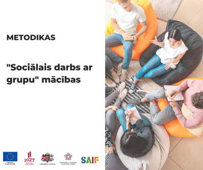 Cilvēku grupa sēž uz pufiem aplī un pārrunā pierakstus, ilustrējot mācību procesu par sociālo darbu ar grupu. Kreisajā pusē redzams teksts: “Metodikas ‘Sociālais darbs ar grupu’ mācības”, apakšā – ES, Labklājības ministrijas un partneru logotipi.