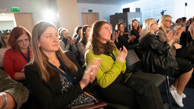 Konferences norise — apmeklētāji aplaudē