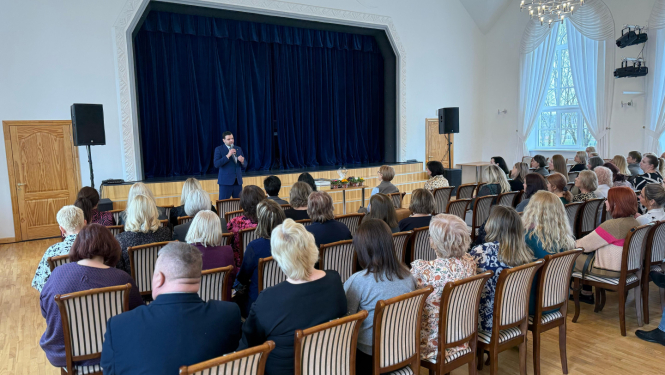 bilde redzams LM ministrs sakot uzrunu bāriņtiesas darbiniekiem.  Ozolniekos tika godināti 🇱🇻 Latvijas Bāriņtiesu darbinieki.