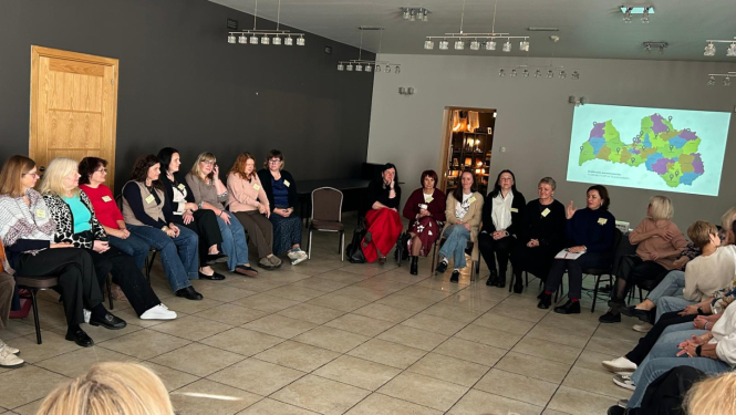 vasaras skola 2025. 1. oktobris, atskats kā visi sēž apli un klausas prezentāciju