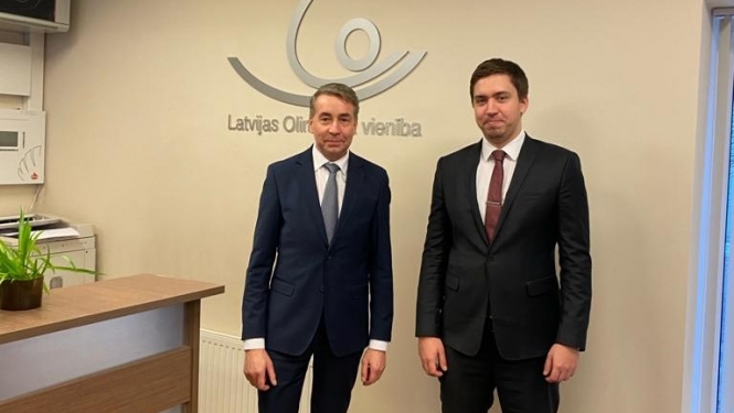 blakus stāv Uldis Augulis Daniēls Nātriņš 
