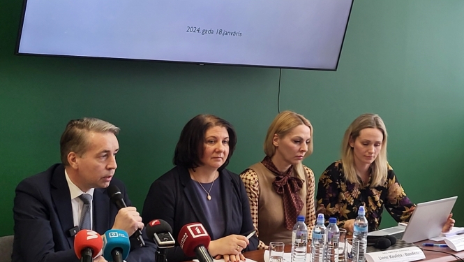 preses konference cilvēki sēž 