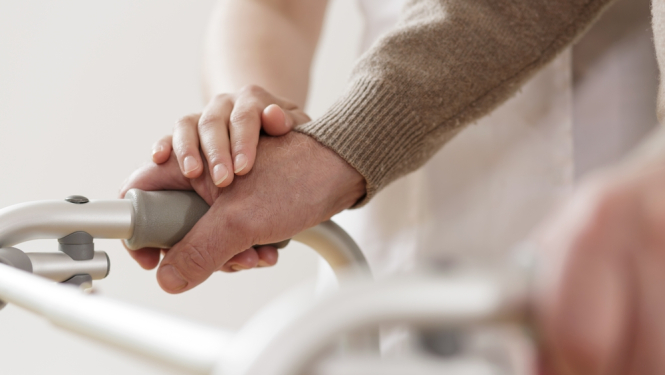 bilde divus cilvēku rokas, asistents un cilveks ar invalditati