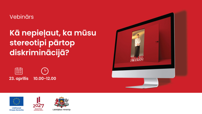 afiša: Sarkana fona plakāts ar informāciju par vebināru. Lielā baltā tekstā rakstīts: “Kā nepieļaut, ka mūsu stereotipi pārtop diskriminācijā?”. Zemāk norādīts datums un laiks: 23. aprīlis, 10.00–12.00. Labajā pusē redzams datora monitors, kurā attēlotas atvērtas durvis un cilvēks stāv durvju ailē. Apakšā redzami Eiropas Savienības, “Latvija 2027” un Labklājības ministrijas logotipi.